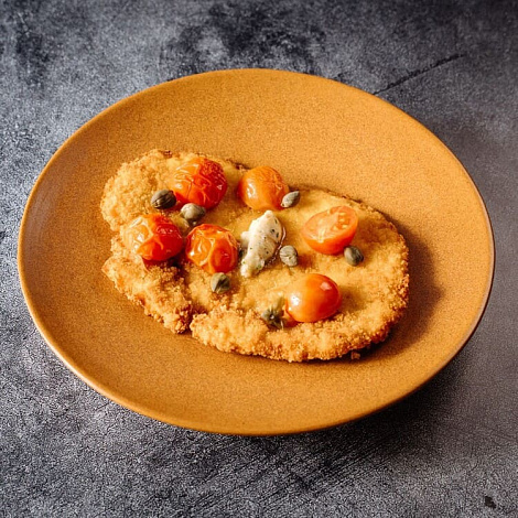 Шницель куриный с томатами и анчоусным маслом