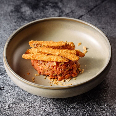 Тартар нью-йорк с домашним кетчупом и бататом фри