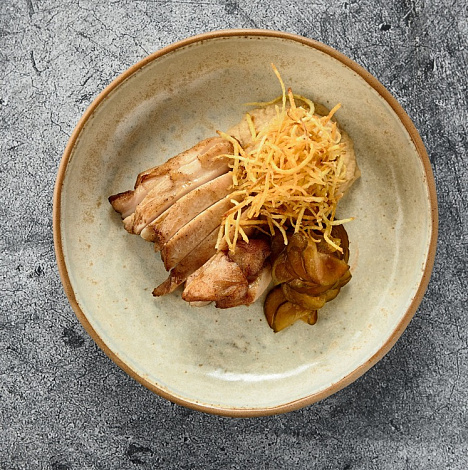 Куриное бедро с кремом из капусты