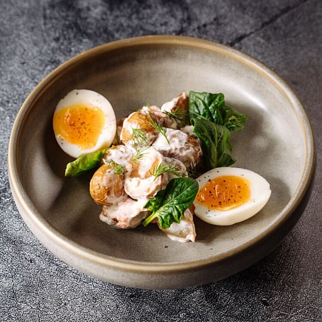 Салат с копчёным лососем и картофелем стоун