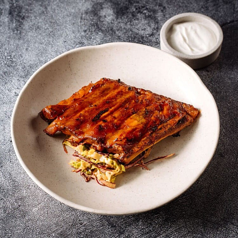 Рёбра свиные с салатом коул-слоу