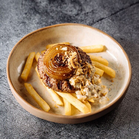 Бифштекс с белыми грибами и картофелем фри