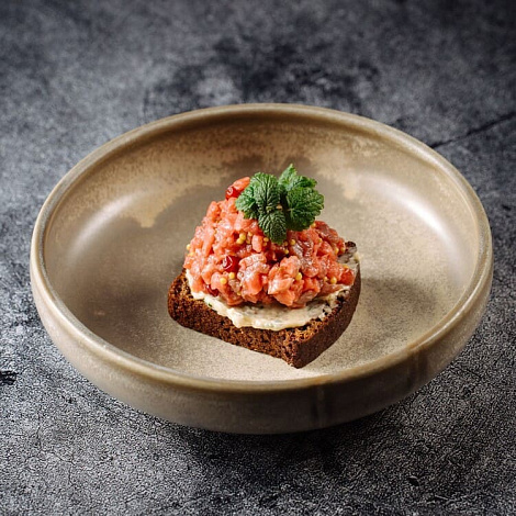 Тартар с анчоусным маслом на бородинском хлебе