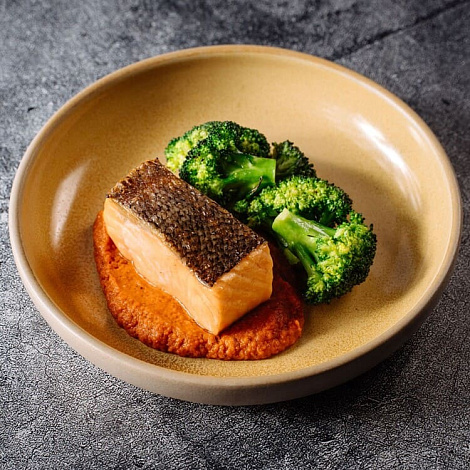 Лосось с брокколи и соусом ромеско