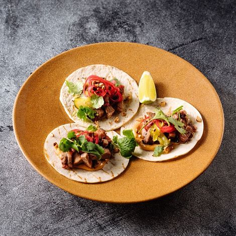 Тако с брискетом и  маринованным луком