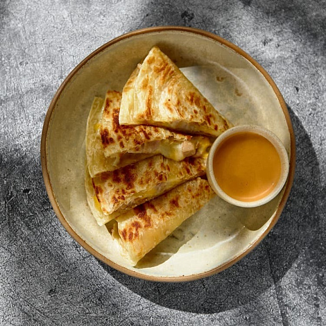 Лепёшка роти с сыром и цыплёнком