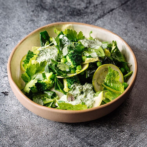 Большой зелёный салат с  йогуртовой заправкой