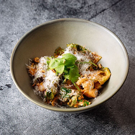 Салат с креветками и  соусом чипотл айоли