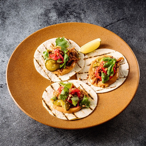 Тако с томлёным ребром и маринованным луком