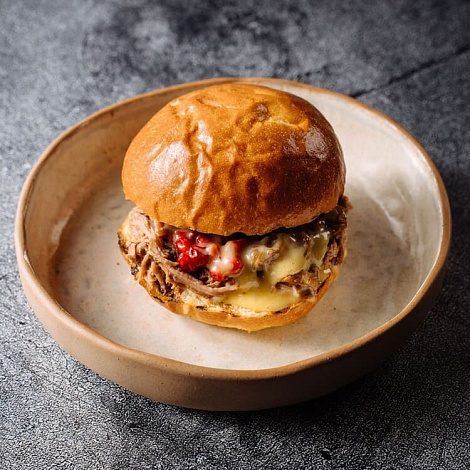 Бургер с томлёным ягнёнком