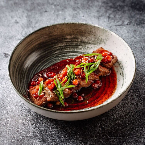 Татаки из говядины  с брусничным понзу