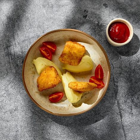 Куриные наггетсы с картофельным пюре и кетчупом