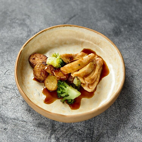 Бедро куриное с картофелем и брокколи