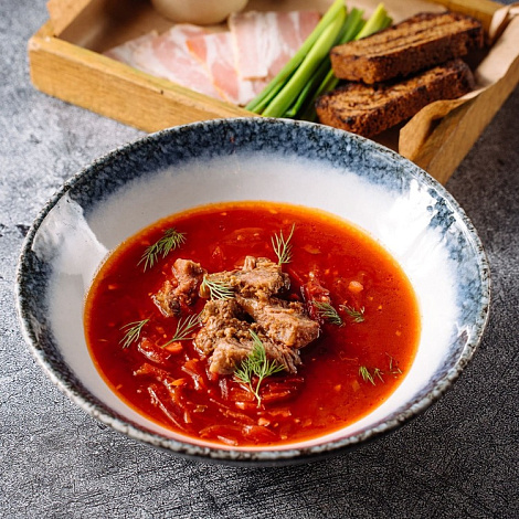 Борщ с говяжьей щекой и печёной свёклой