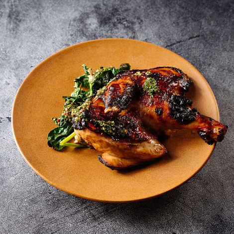 Половина цыплёнка с жареным шпинатом