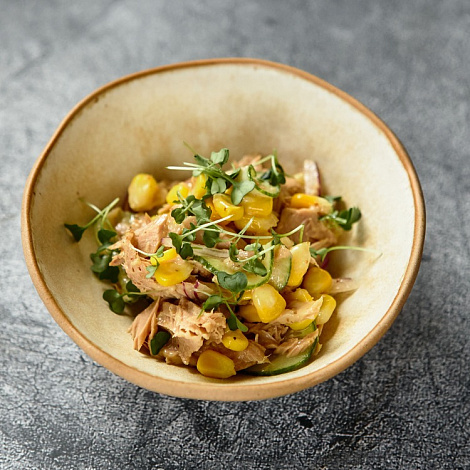 Салат с тунцом и кукурузой