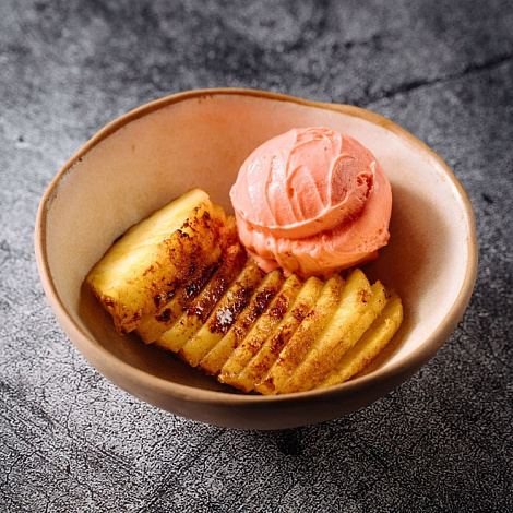 Ананас асадо с мороженым