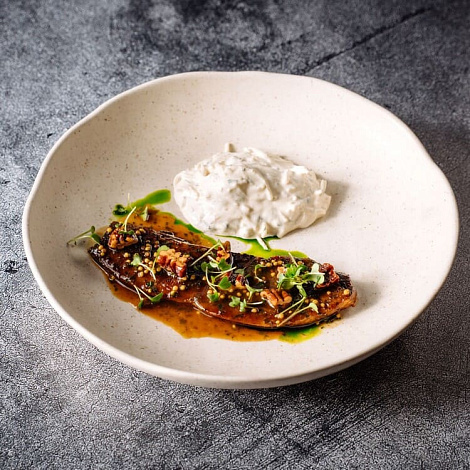 Говяжий язык на гриле с соусом ремулад