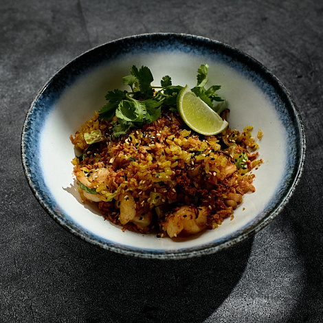 Жареный рис с курицей и креветками
