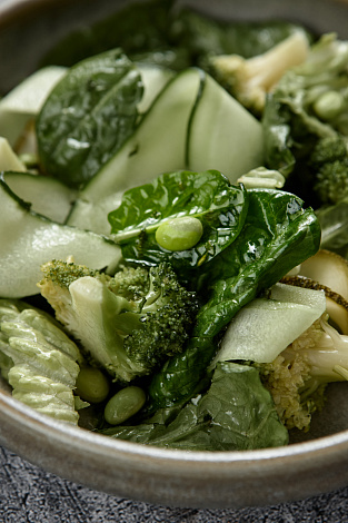 Зеленый салат с цукини 