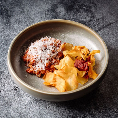 Тартар из говядины с чипсами из корнеплодов